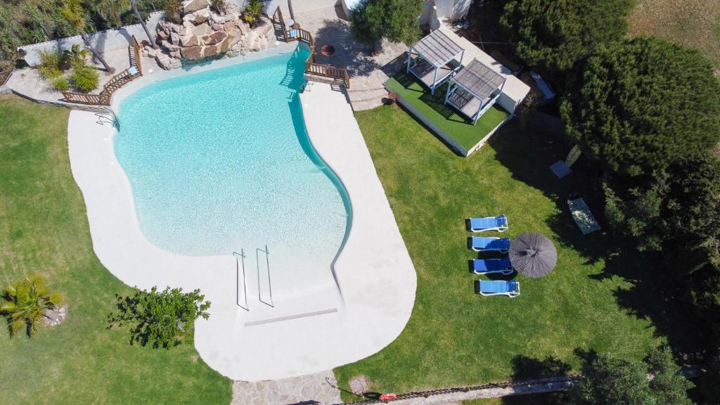uma vista superior de uma piscina num quintal em Hotel La Torre em Tarifa
