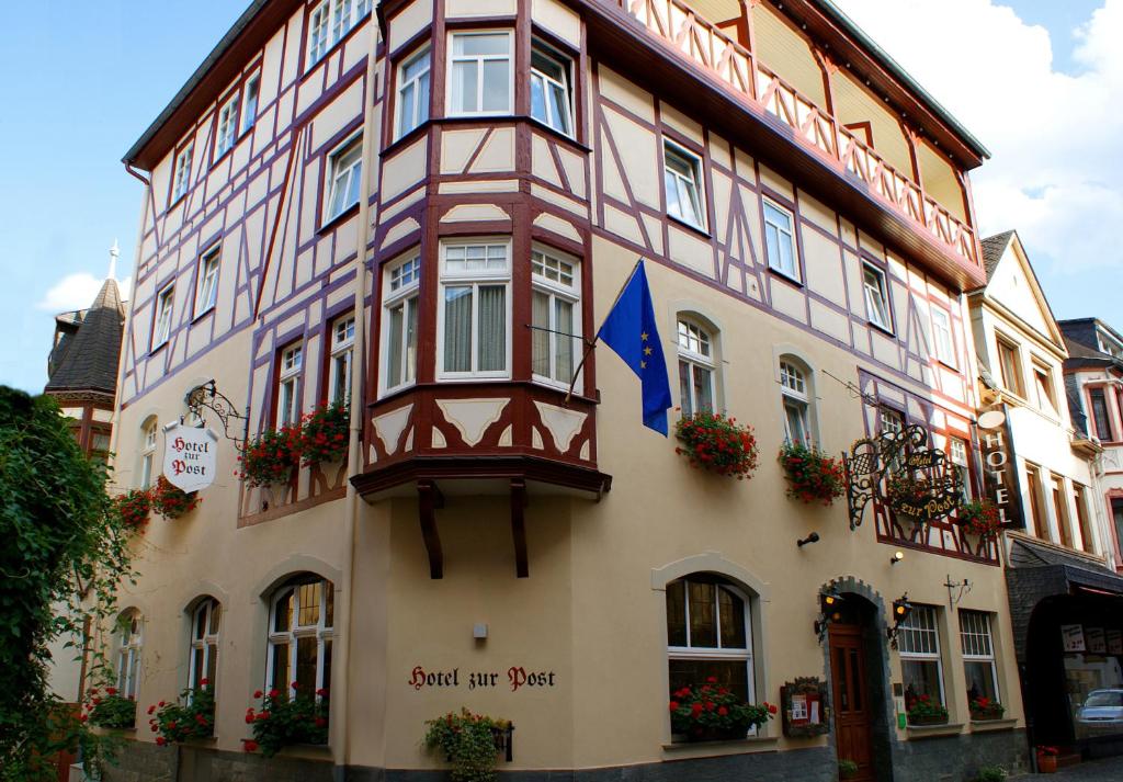 um edifício com uma bandeira na frente em Hotel zur Post em Bacharach