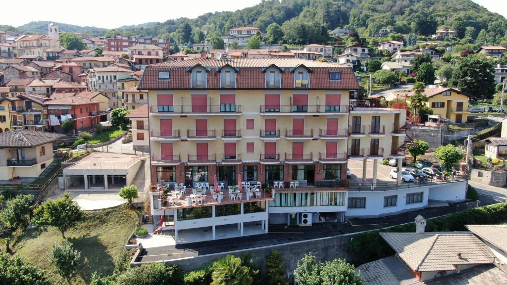 Nespecifikovaný výhled na hory nebo výhled na hory při pohledu z hotelu