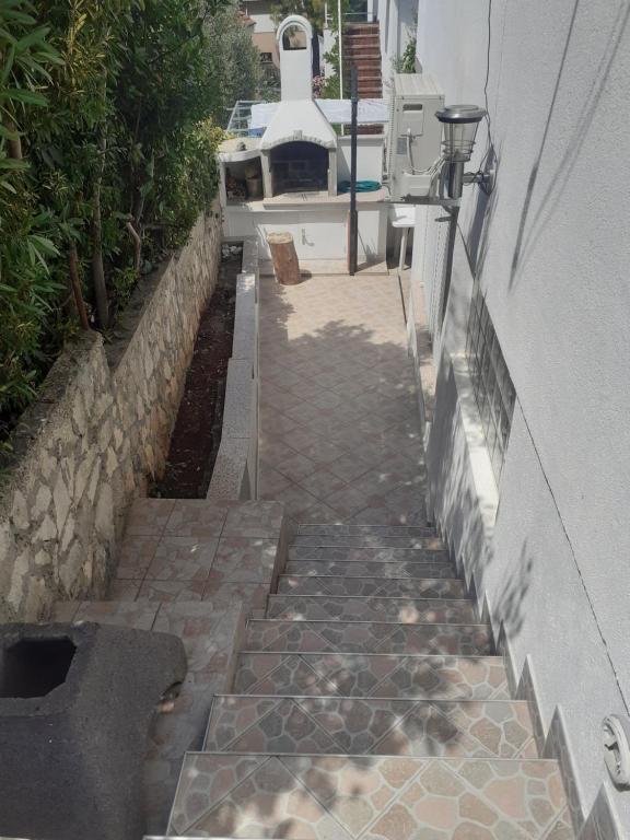 a stone walkway next to a building with a street light at Apartments Nina in Sutivan