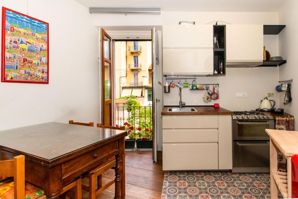 eine Küche mit einem Tisch und einem Esszimmer in der Unterkunft Villa Della Regina Refined Flat in Turin