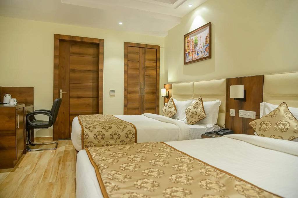 A bed or beds in a room at Hotel Hira Inn-10mins From Railway Station & Bus Station