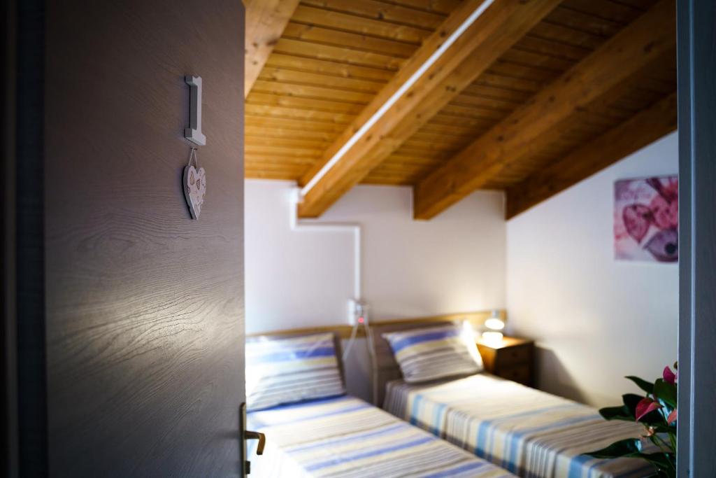 Postel nebo postele na pokoji v ubytování Sansi´s Sapri Camere