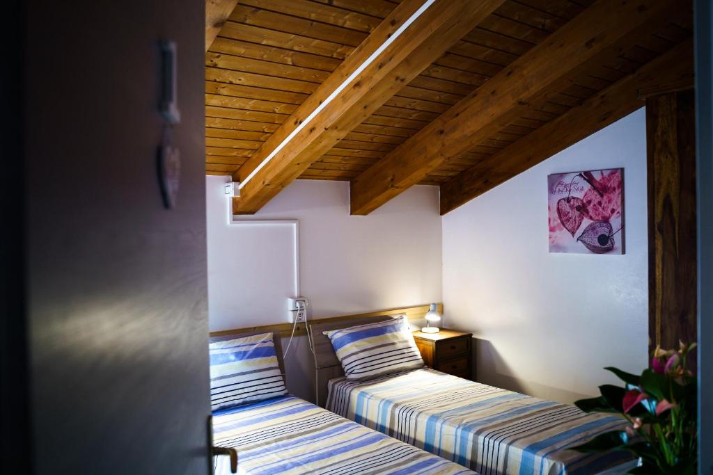 Postel nebo postele na pokoji v ubytování Sansi´s Sapri Camere