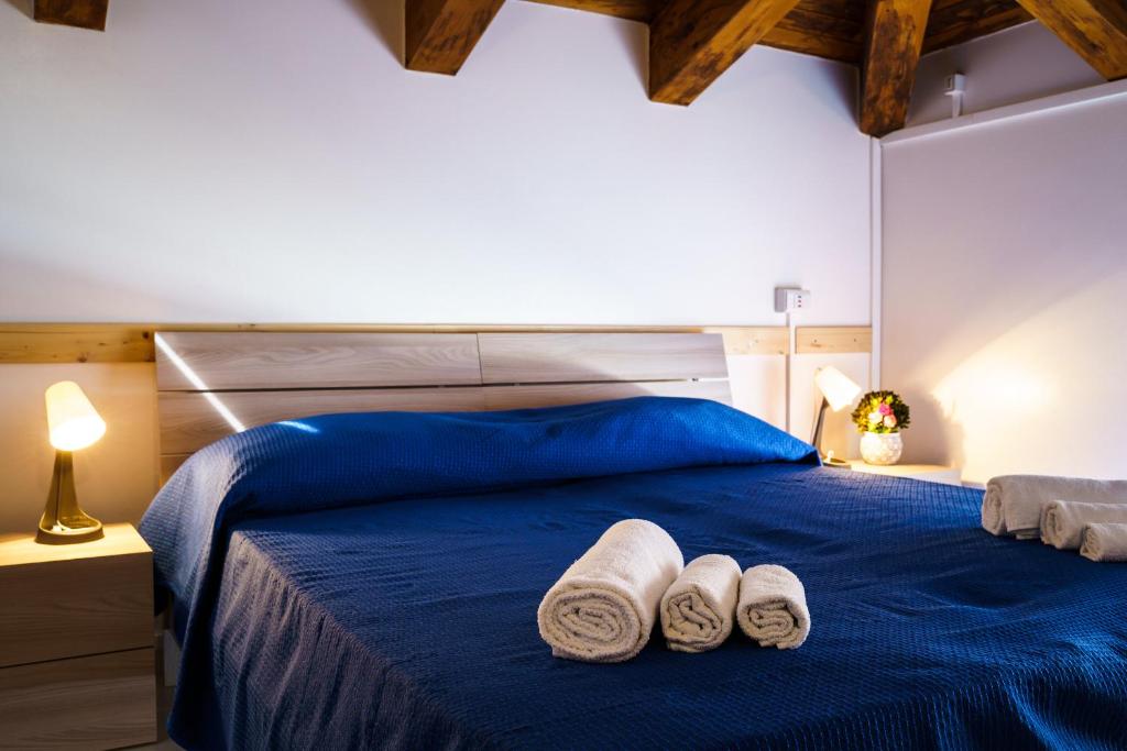 Postel nebo postele na pokoji v ubytování Sansi´s Sapri Camere