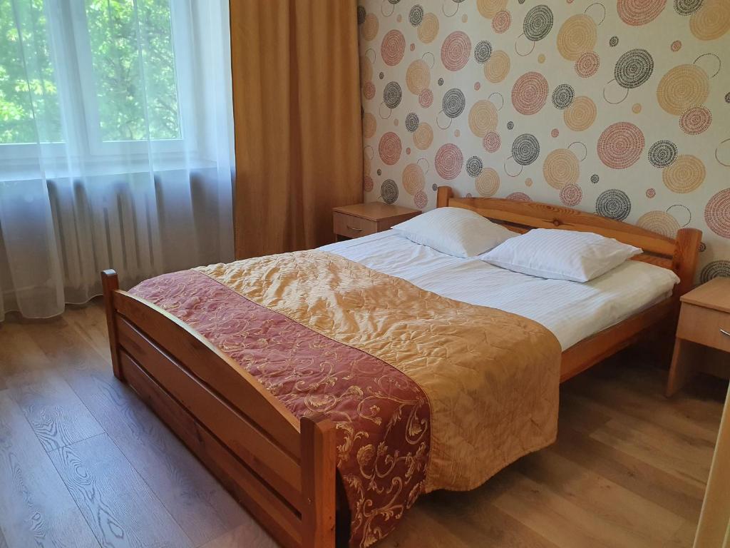 - une chambre avec un lit et une fenêtre dans l'établissement Hotel Iskra, à Rzeszów