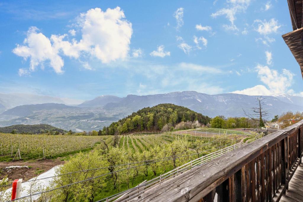 - une vue sur les montagnes depuis la fenêtre du train dans l'établissement Malgorerhof Mathilde, à San Genesio Atesino