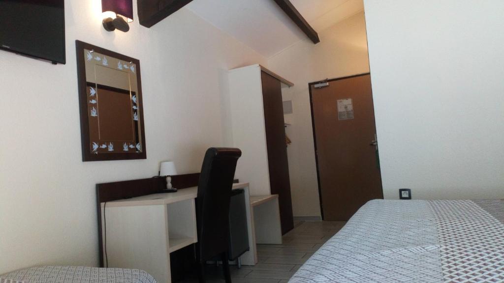 Postel nebo postele na pokoji v ubytování Brit Hotel Confort Hélios Agde