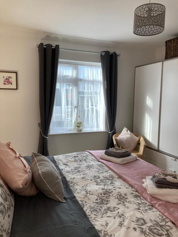 a bedroom with a large bed with a window at Woodlands Court Holiday Retreat in Paulton