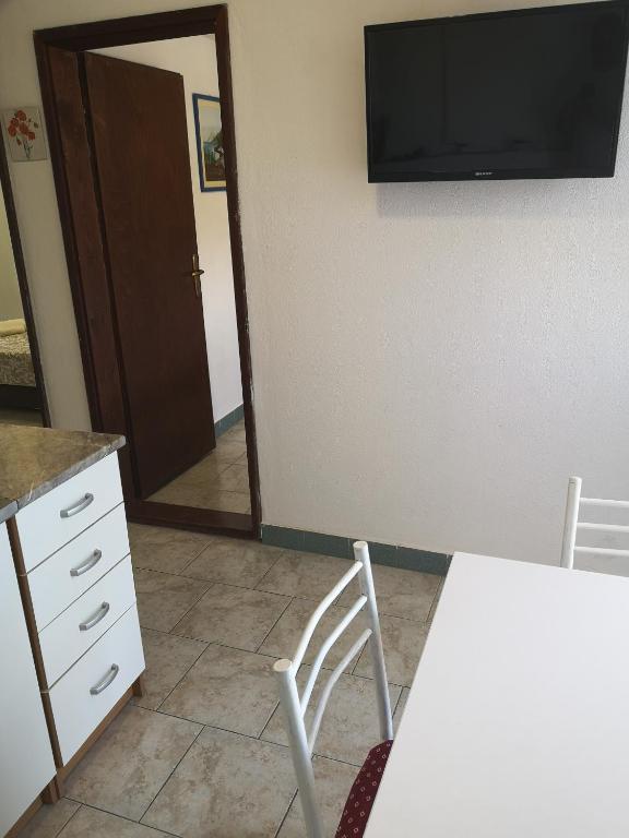 TV a/nebo společenská místnost v ubytování Apartman Kosta