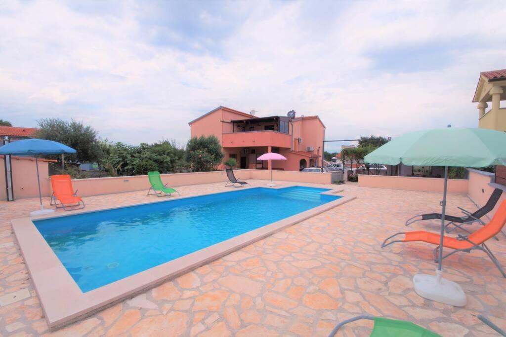 Bazén v ubytování Sunny apartment with pool nebo v jeho okolí