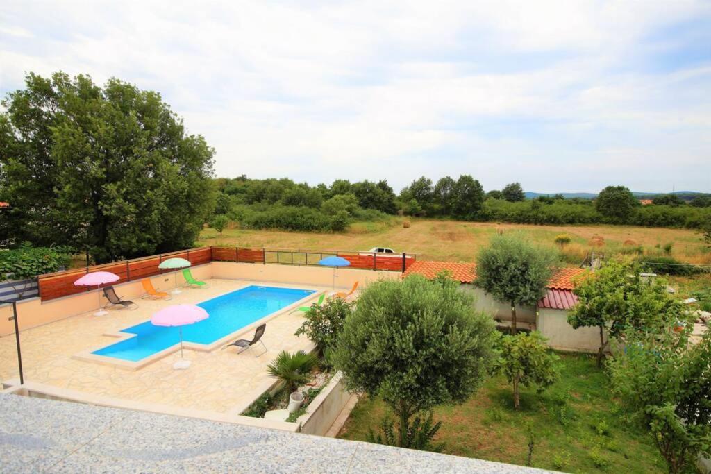 Bazén v ubytování Sunny apartment with pool nebo v jeho okolí