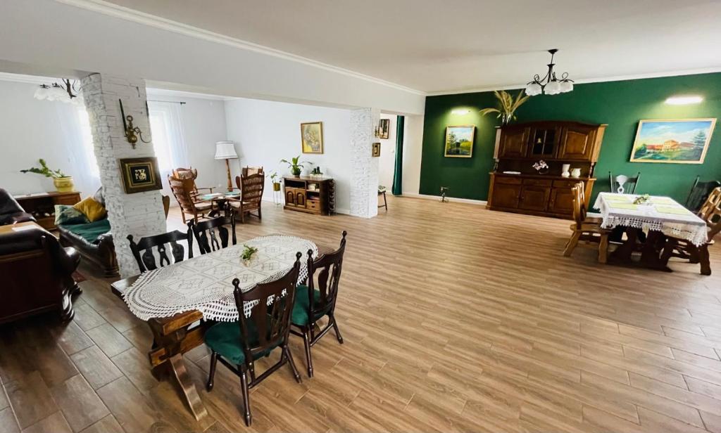 een grote woonkamer met een tafel en stoelen bij Babie Lato in Mrągowo