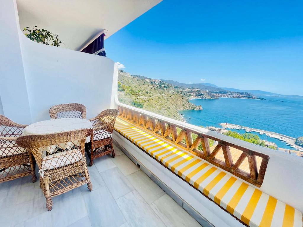 einen Balkon mit Stühlen und Meerblick in der Unterkunft Marina Sunrise, Preciosas Vistas al Mar in La Herradura