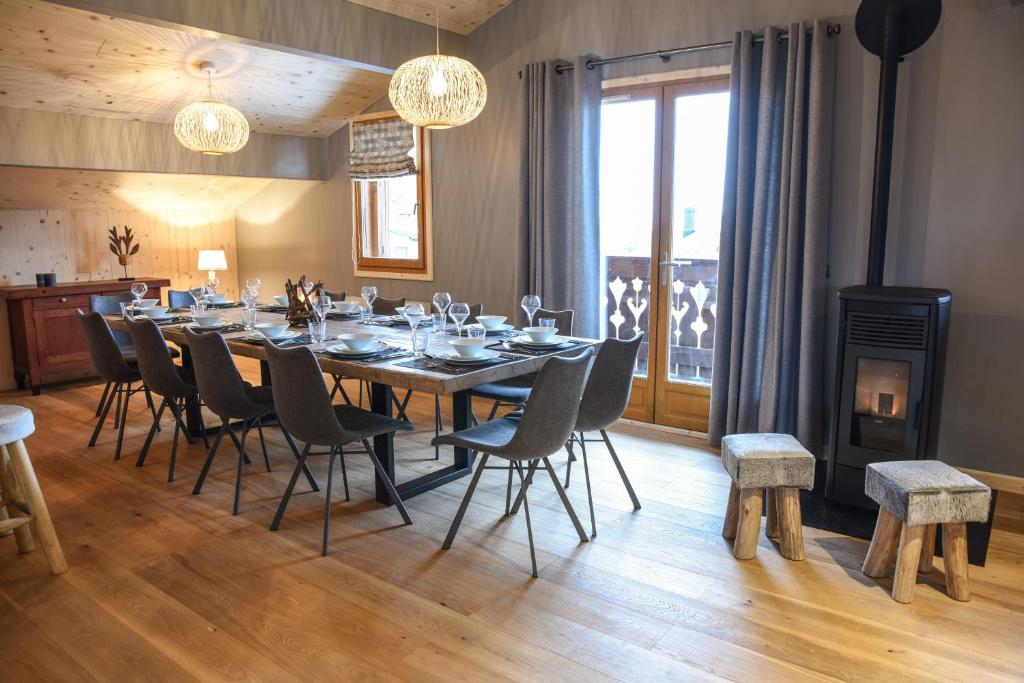 un comedor con una mesa larga y sillas en Chalet Hibou en Les Deux Alpes