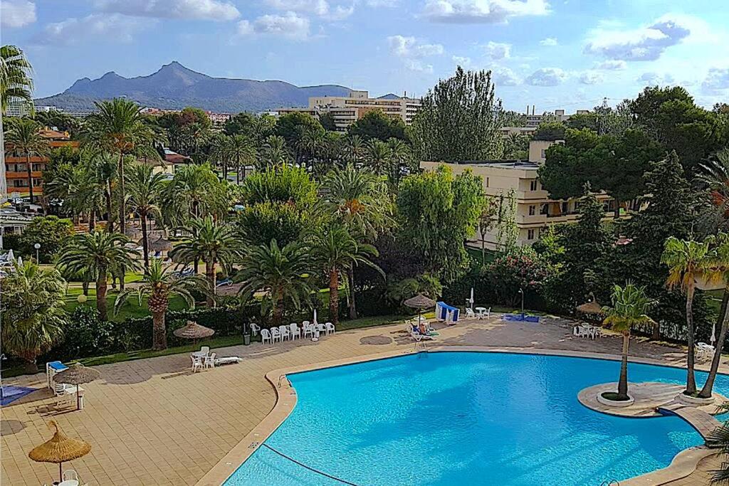 Blick auf einen Pool in einem Resort in der Unterkunft The BEST Views in Alcúdia - 7th floor studio in Alcúdia