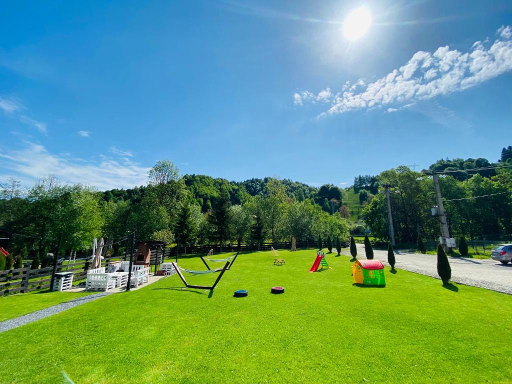 - un parc avec une aire de jeux sur un terrain verdoyant dans l'établissement Floare de Colț-Bran, à Bran