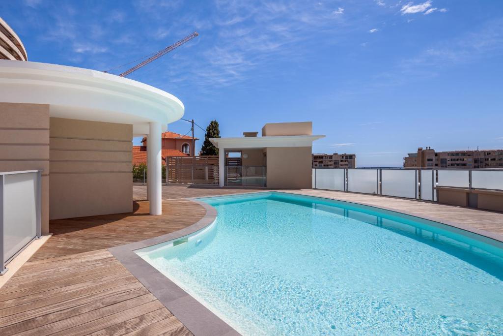 ein Schwimmbad auf dem Dach eines Hauses in der Unterkunft Monaco à pied in Beausoleil