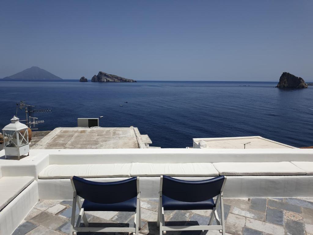 dos sillas azules sentadas en el borde de un barco en Casa Le Due Sicilie, en Panarea