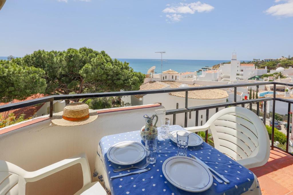 stół na balkonie z widokiem na ocean w obiekcie Praia da Oura Apartment - 100 m from the Beach - By Bedzy w Albufeirze