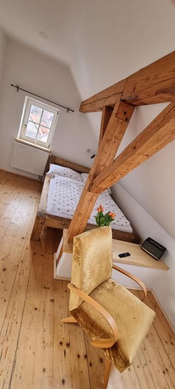Postel nebo postele na pokoji v ubytování Konšelský šenk Domažlice