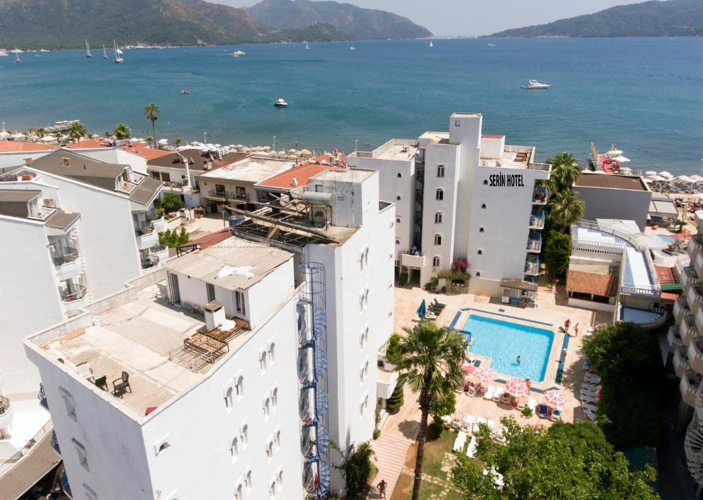 een luchtzicht op een stad en de oceaan bij SERİN HOTEL in Marmaris