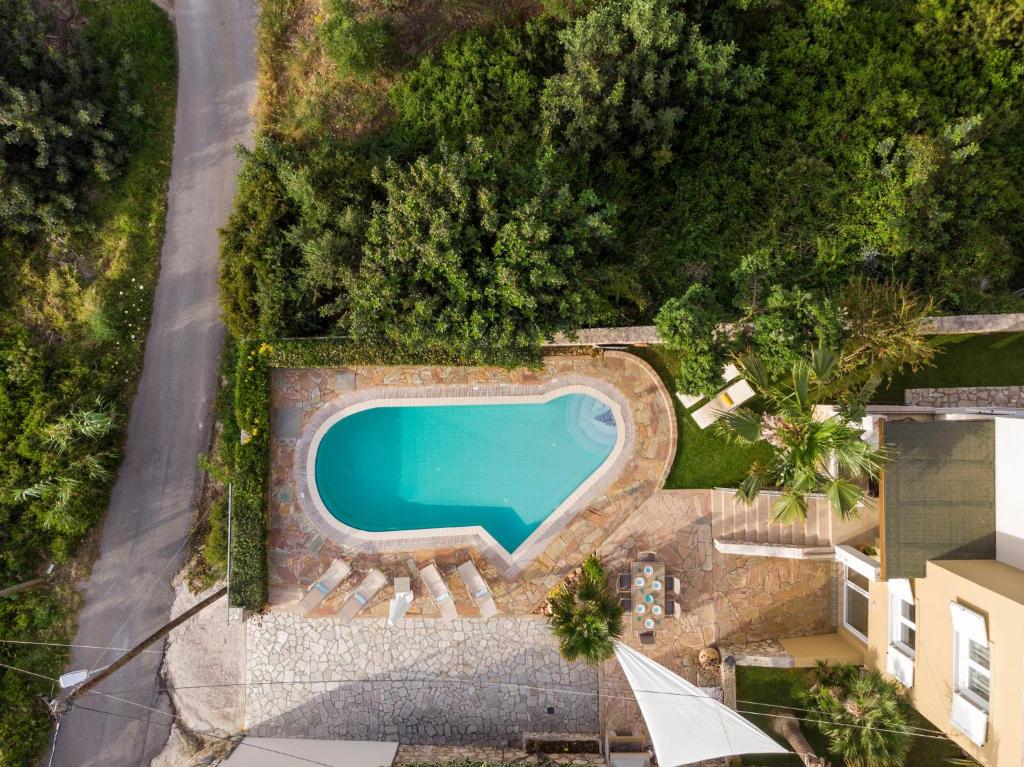 Bazén v ubytování Villa Nicolas Plaka With Sea View nebo v jeho okolí