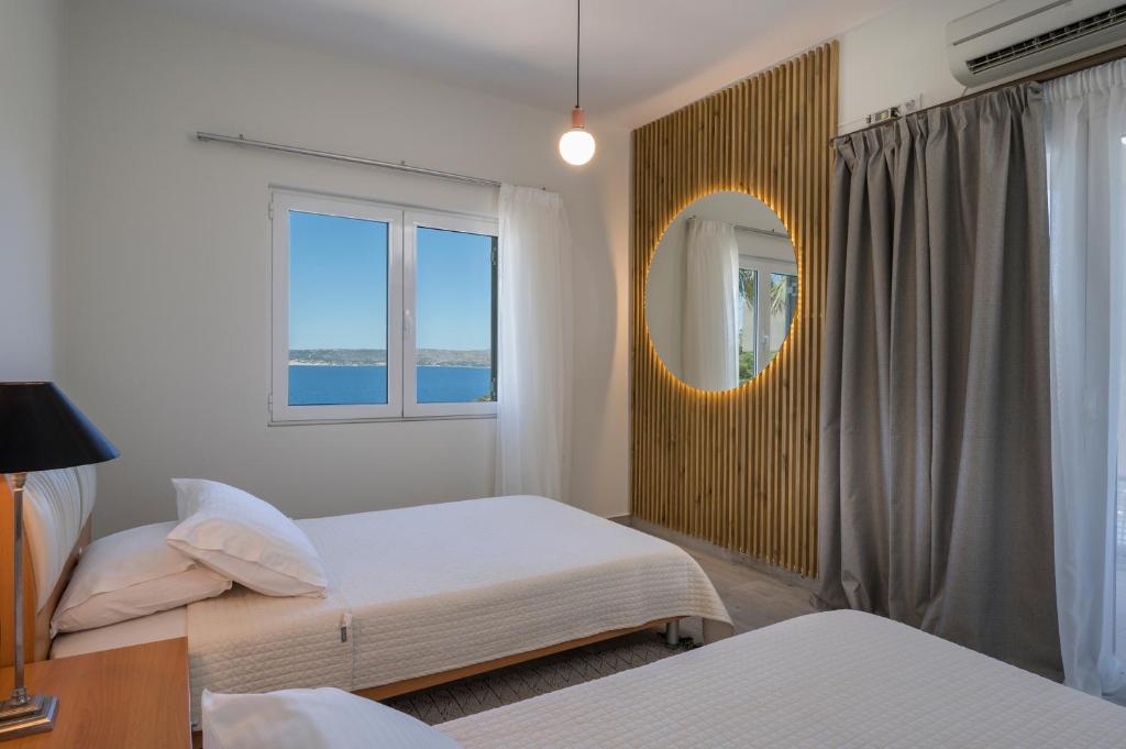 Postel nebo postele na pokoji v ubytování Villa Nicolas Plaka With Sea View