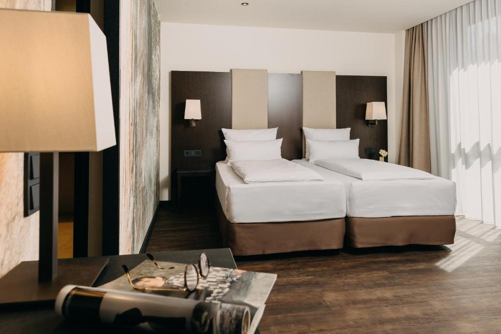 Postel nebo postele na pokoji v ubytování Hotel Forsthaus Nürnberg Fürth