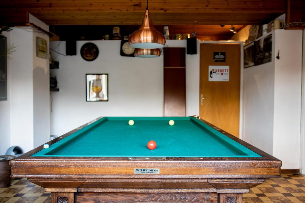 Biliár nebo kulečník v ubytování Hotel Huberty Kautenbach