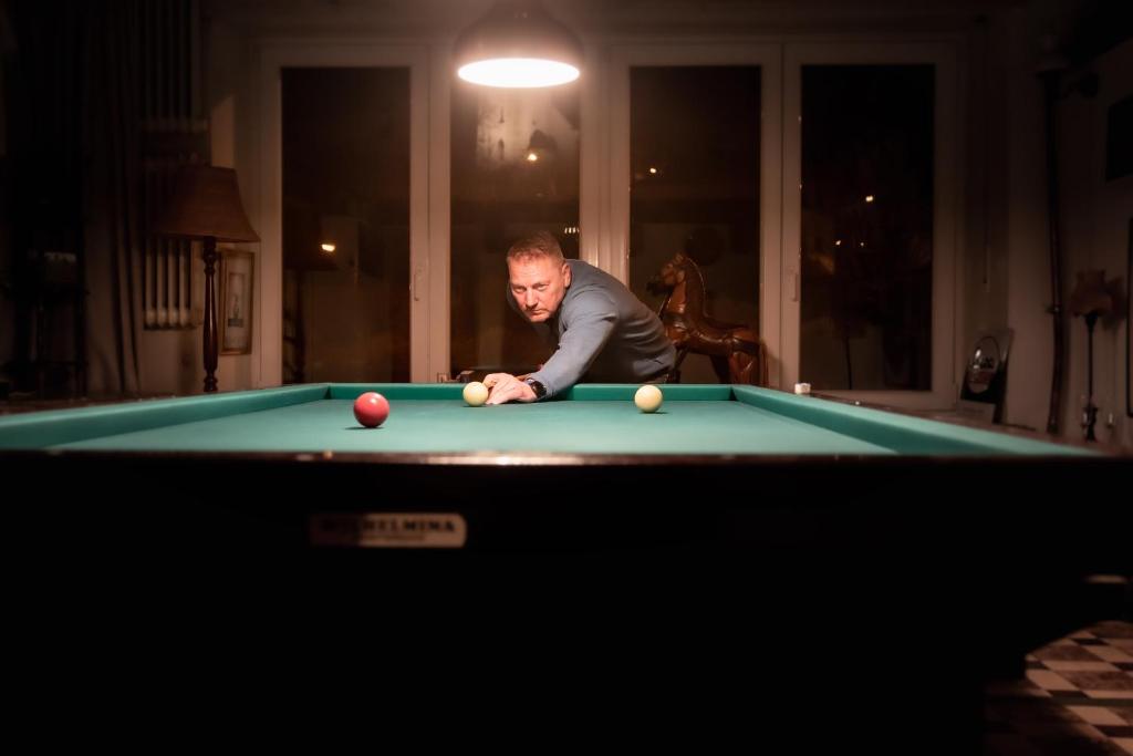 Biliár nebo kulečník v ubytování Hotel Huberty Kautenbach