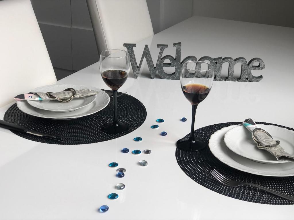 uma mesa com dois copos de vinho tinto e um prato em Dream House...la casa dei sogni ! em Ladispoli