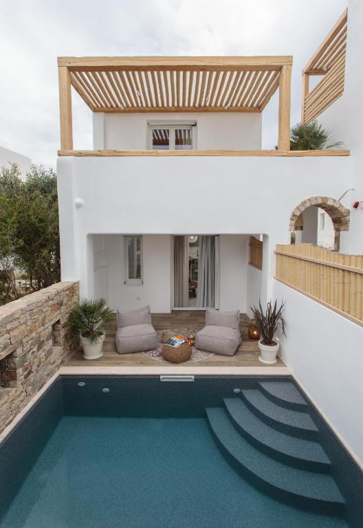 Bazén v ubytování Sunday Luxury Suites nebo v jeho okolí