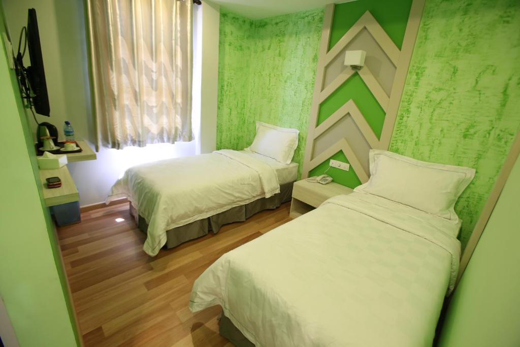 Postel nebo postele na pokoji v ubytování Sunshine Inn Plus