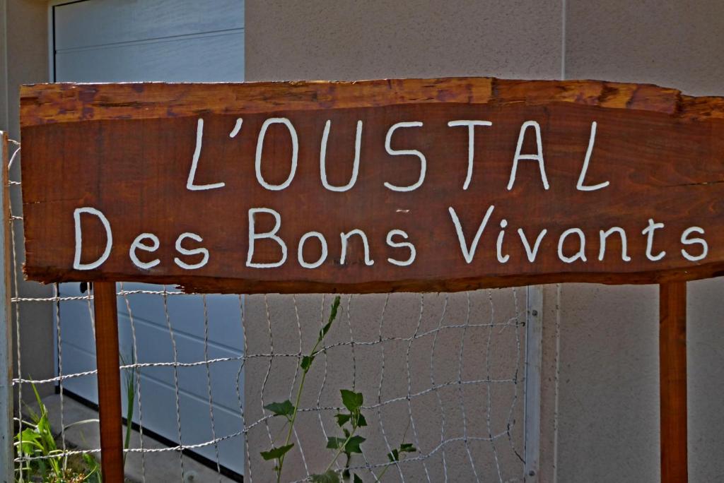 un signo de madera que dice léxico des boniants en L'Oustal des Bons Vivants, en Conques-en-Rouergue