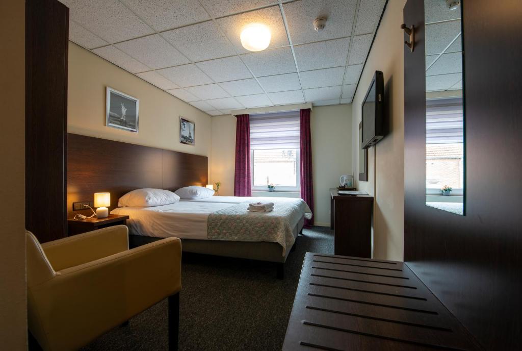 Llit o llits en una habitació de Hotel Arcen
