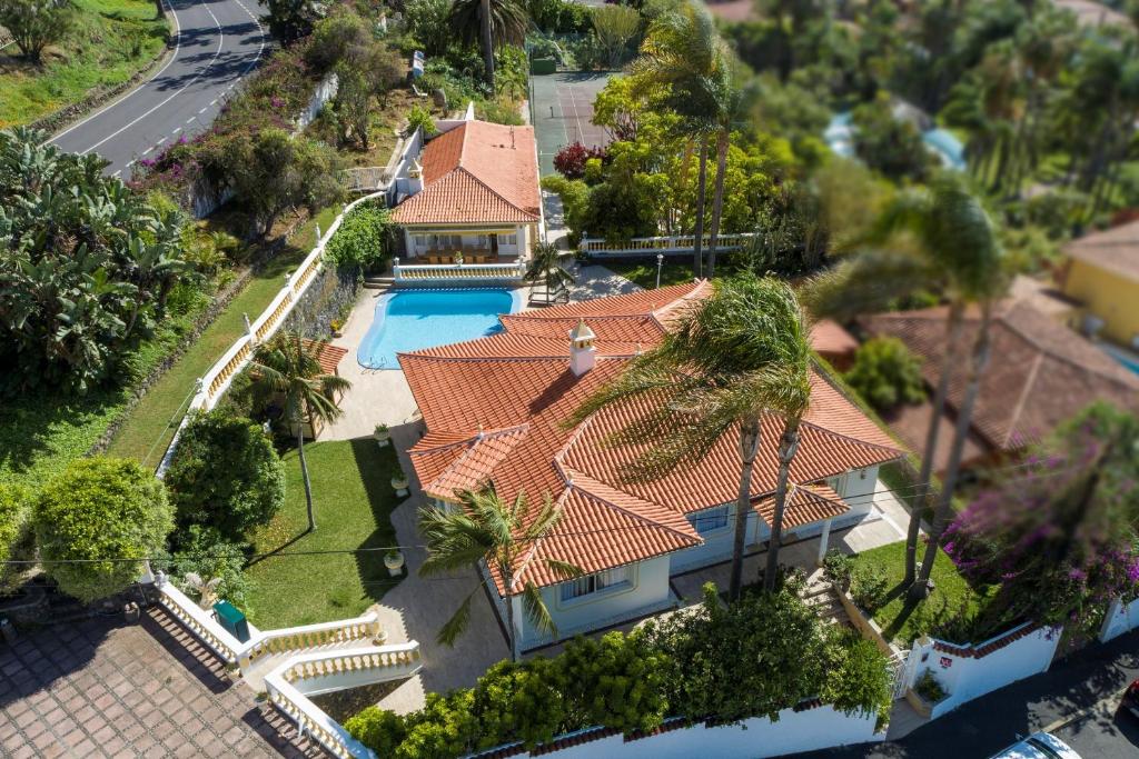 una vista aérea de una casa con piscina en Balcón del Teide, en La Orotava