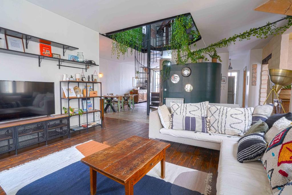 un salon avec un canapé et une table dans l'établissement NOCNOC - Le Jumanji, maison de ville, vers comédie et gare, à Montpellier