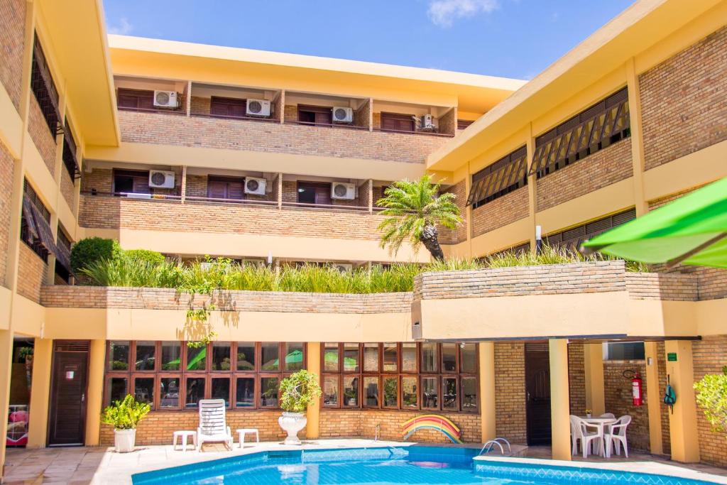 A piscina localizada em Pizzato Praia Hotel ou nos arredores