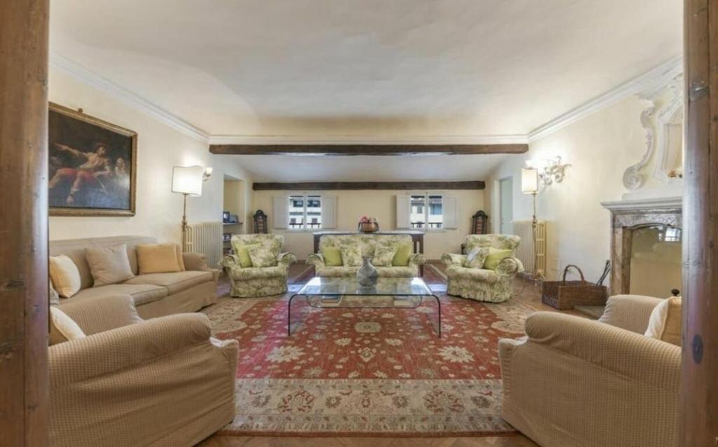 フィレンツェにあるAlcoveのソファとコーヒーテーブル付きの広いリビングルーム
