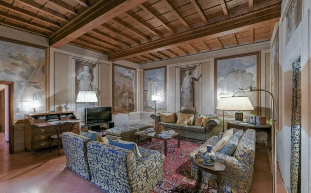 een woonkamer met een bank en een tafel bij Donatello Suite in Florence