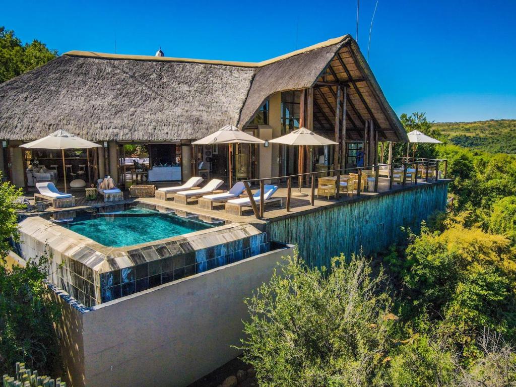 un'immagine di una casa con piscina di Esiweni Luxury Safari Lodge a Riserva di Caccia Nambiti