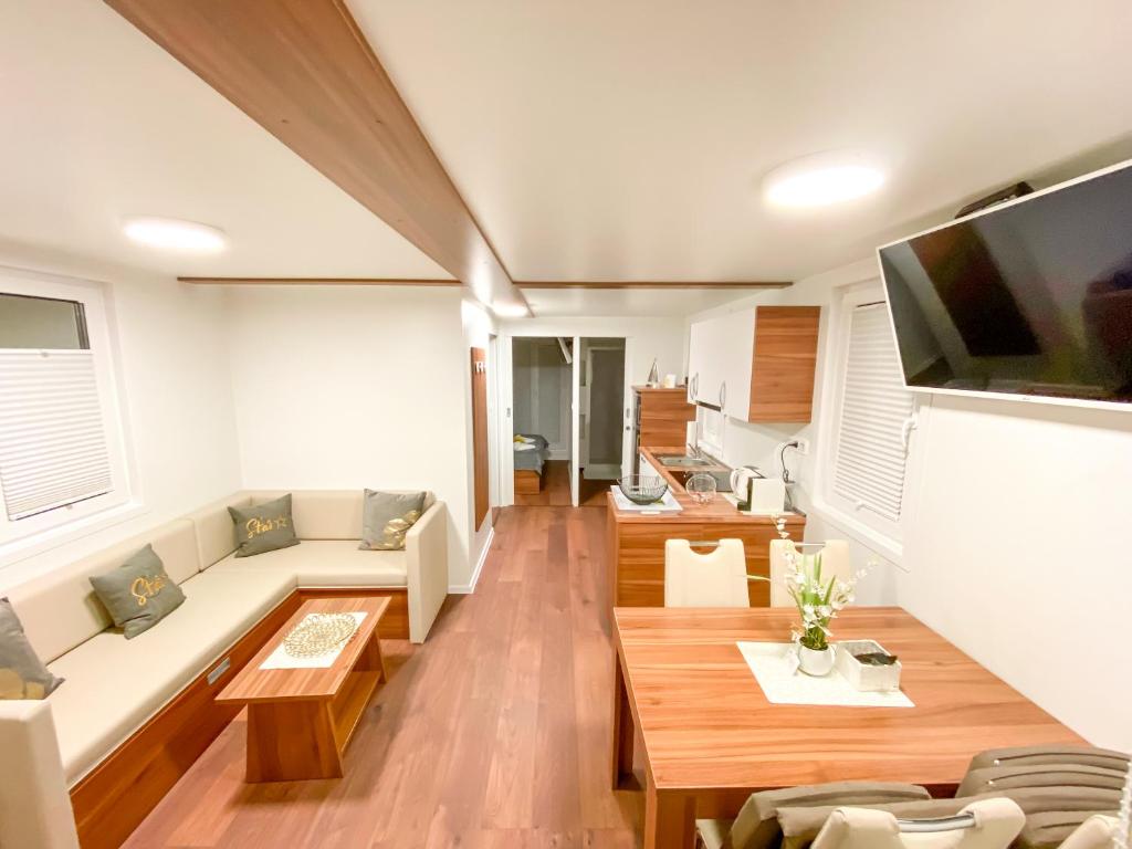 ein Wohnzimmer mit einem Sofa und einem Tisch in der Unterkunft Star 1 Floating House, Marina Portorož in Portorož