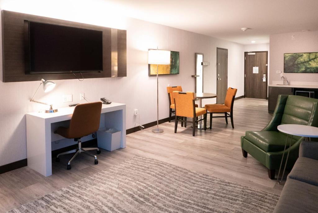 Cambria Hotel Detroit-Shelby Township - 