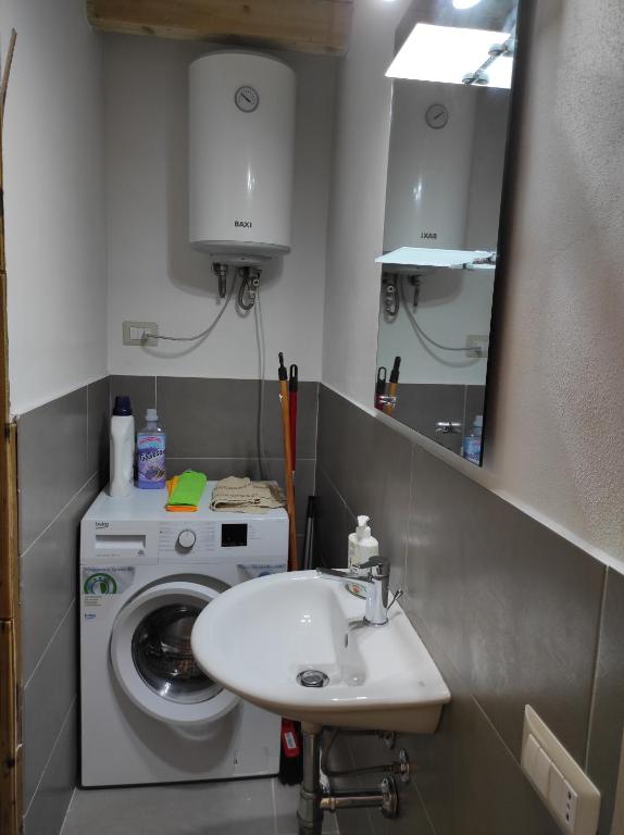 A bathroom at Appartamento Marta