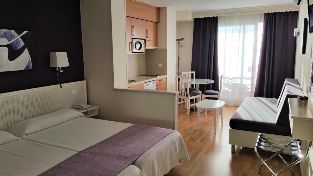 a hotel room with a bed and a kitchen at Ona Princesa Playa in Marbella