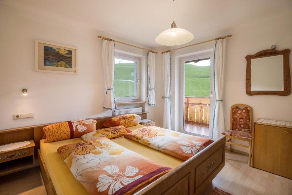 Postel nebo postele na pokoji v ubytování Ferienwohnung Kirchblick Gasser