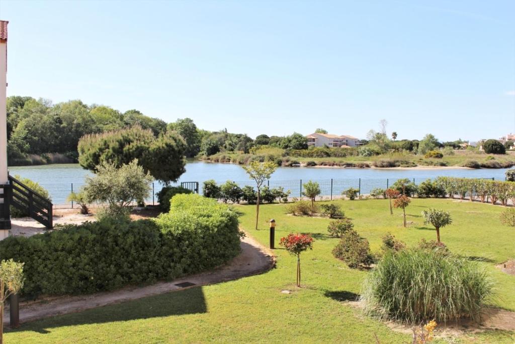 - une vue sur un parc doté d'une étendue d'eau dans l'établissement CORTADERIA B002, à Saint-Cyprien