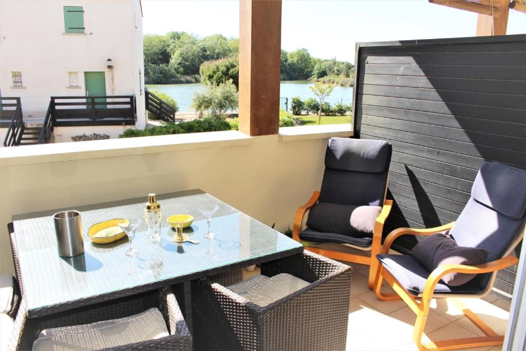 a patio with a table and chairs on a balcony at CORTADERIA B002 in Saint-Cyprien