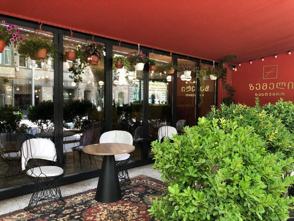 ห้องอาหารหรือที่รับประทานอาหารของ Zemeli Boutique Hotel by DNT Group